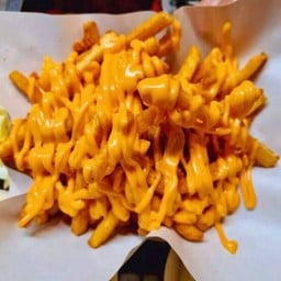 เฟรนฟรายชีสสสส🍟 @ตลาดเมย์มากร์เก็ต