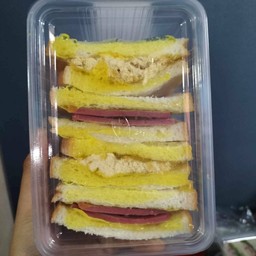 แซนวิชโบราณกล่องไก่หยองล้วน+โบโลน่าไก่