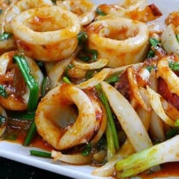 ข้าวผัดพริกเผาปลาหมึก