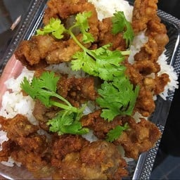 ข้าวหมูทอดกรอบๆ ราดข้าว + ซอส