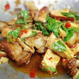 ข้าวหมูกรอบผัดโหระพา