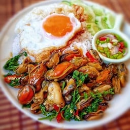 ข้าวกะเพราหอยแมงภู่+ไข่ดาว