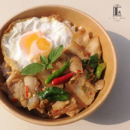 ข้าวสามชั้นสไลซ์ผัดพริกสดโหระพา - ฟรี! ไข่ดาว