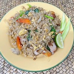 ข้าวผัดหมูกรอบ