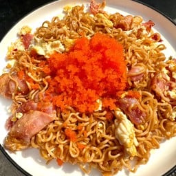 มาม่าผัดเบค่อนไข่กุ้ง