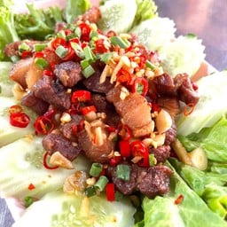 สามชั้นคั่วพริกเกลือ