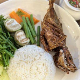 ชุดข้าวปลาทอดน้ำบูดู + ผักลวก