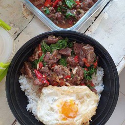 ข้าวเนื้อตุ๋นผัดใบโหระพา