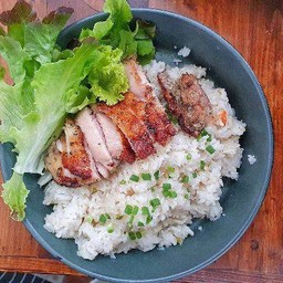 ข้าวคลุกพริกเกลือหมูสเต็ก