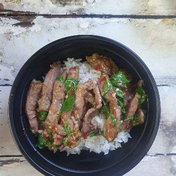 ข้าวกะเพราหมูสเต็ก