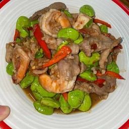 ผัดกะปิหมูกุ้ง ราดข้าว