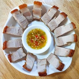 หมูกรอบ 1 ขีด + น้ำจิ้มซีฟู้ด