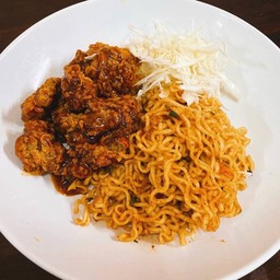 มาม่ารสคาโบนาร่าเบคอน ไก่กรอบคลุกซอส