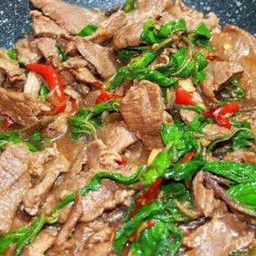 ข้าวเนื้อหมักผัดใบโหระพา