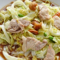 ข้าวราดกระหล่ำปีใส่หมู