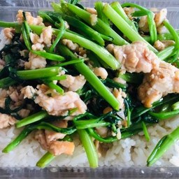 ข้าวราดผัดพริกแกงผักบุ้งหมูสับ