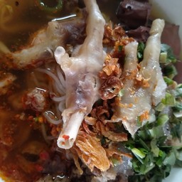 ก๋วยจั๊บญวนมุกดาหารขาไก่เลือดหมูหมูสับลูกชิ้น