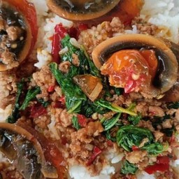 กะเพราไข่เยี่ยวม้าหมูสับ