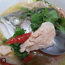 ต้มยำหัวปลาแซลมอน