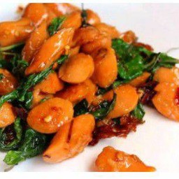 กระเพราไส้กรอกหมูสับ(กับข้าว)