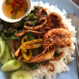 พริกแกงทะเลราดข้าว