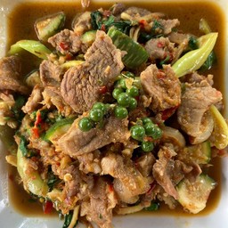 ผัดเผ็ดหมูป่า กับข้าว