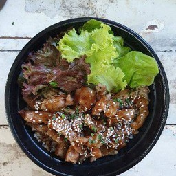 ข้าวไก่สเต็กราดซอสเทริยากิ