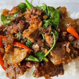 ข้าวราดเนื้อเปื่อยผัดพริกเเกงใบโหระพา
