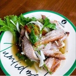 ยำคอหมูย่าง