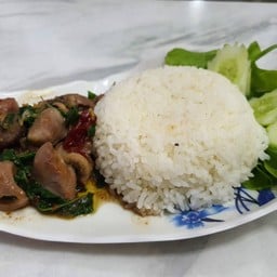 กะเพราเครื่องในราดข้าว