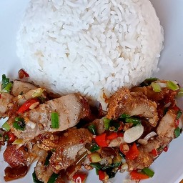 หมูกรอบคั่วพริกเกลือ(ราดข้าว)