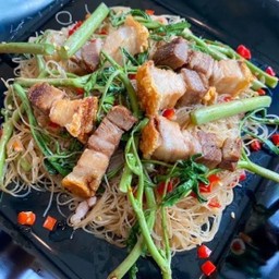 หมี่ผัดกระเฉด หมูกรอบ