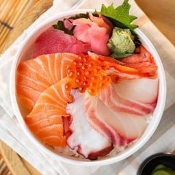 ข้าวหน้าปลาดิบรวม + ซุปมิโซะ