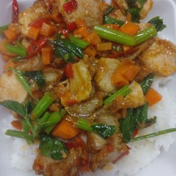 หมูกรอบคั่วเกลือ ราดข้าว