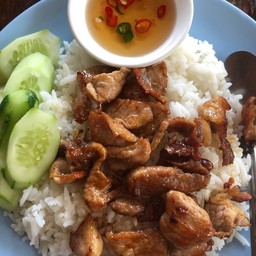 หมูกระเทียมราดข้าว