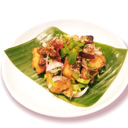 ลาบปลากระพงทอด