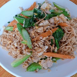 ผัดมาม่าหมูสับ