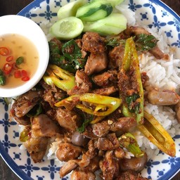 พริกแกงเครื่องในไก่ราดข้าว