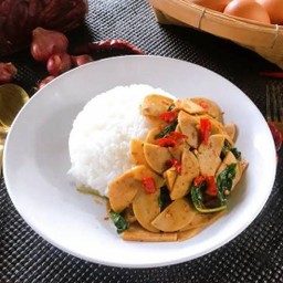 ผัดกระเพราพริกแห้งหมูยอราดข้าว