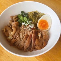 บะหมี่แห้งขาหมู+ไส้