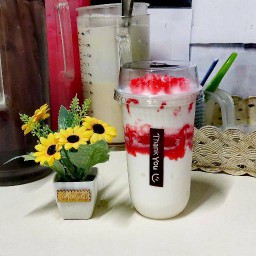 นมสดสตอเบอร์รี่ปั่น