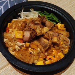 ผัดไทย หมูกรอบ