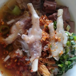 ก๋วยจั๊บญวนขาไก่เลือดหมูสับลูกชิ้น