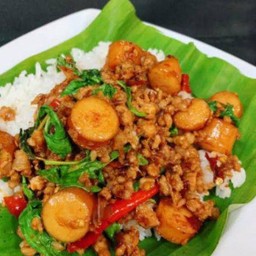 ข้าวกระเพราไส้กรอกหมูสับ