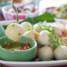 ลวกจิ้ม(มีแค่ลูกชิ้น+น้ำจิ้มซีฟู้ด)