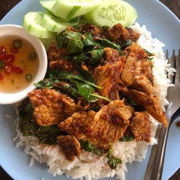 พริกแกงหมูชิ้นราดข้าว