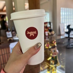 ลาเต้เย็นคั่วกลาง แก้วกลับบ้านน