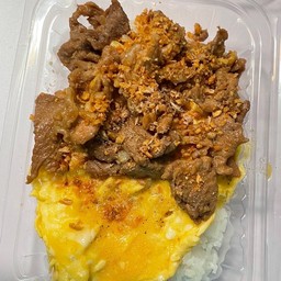 ข้าวหมูชิ้นกระเทียม ไข่ข้น