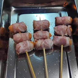 เบคอนพันไส้กรอก