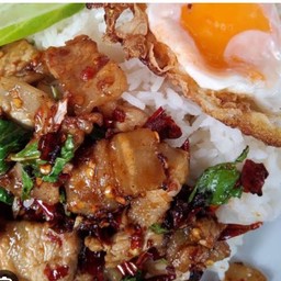 ข้าวกะเพราป่าพริกแห้งหมูสามชั้นสไลด์ฟรีไข่ดาว